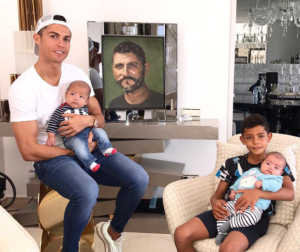 Cristiano Ronaldo recuerda a su padre fallecido con una imagen con todos sus hijos