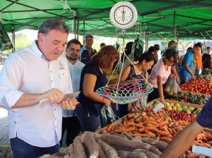 Alcalde Cocchiola instala 18 “Mercados Vecinales” semanales