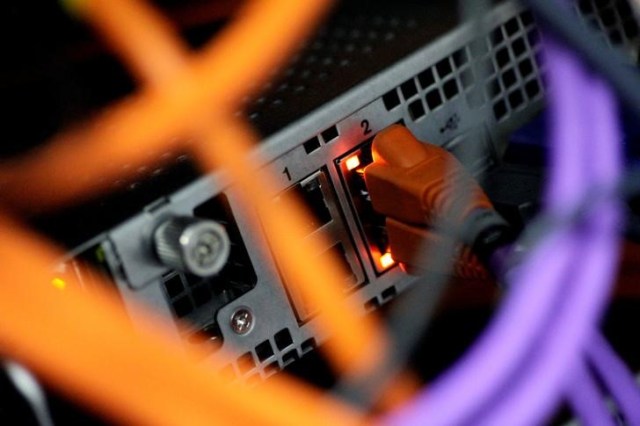 Imagen de archivo de unos cables de red conectados a un servidor en Singapur, Jul 26, 2017.   REUTERS/Thomas White