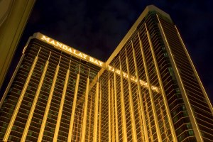 Conoce el Mandalay Bay, el hotel de lujo que fue el búnker del tirador de Las Vegas