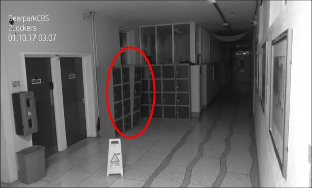 Foto: Cámara seguridad captura terroríficos fantasma causando estragos en los pasillos de una escuela / Mirror 