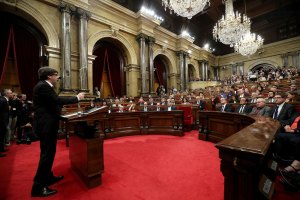 Puigdemont declara la independencia de Cataluña, pero la deja en suspenso