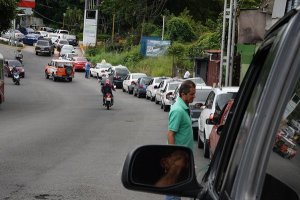 Caos y tediosas colas para surtir de gasolina en Táchira