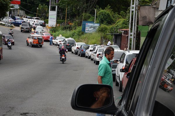 Las colas se agudizaron este viernes en la capital tachirense. Los conductores debían emplear entre cuatro y cinco horas para llenar el tanque del vehículo. (Foto/Jorge Castellanos)