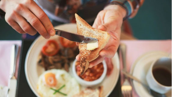 Un buen desayuno debe incluir un lácteo descremado, cereales o pan y una fruta (Foto Infobae)