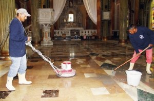 Inician limpieza de los pisos de la Basílica de la Chiquinquirá previo a las festividades patronales de La Chinita