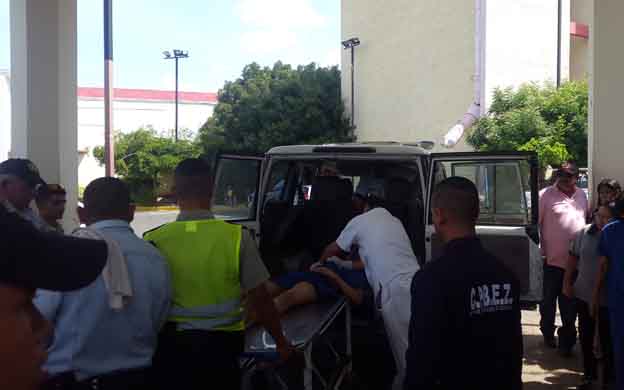 Funcionarios de los cuerpos policiales trasladaron a los presos heridos hasta el Hospital de Cabimas. (JDI)