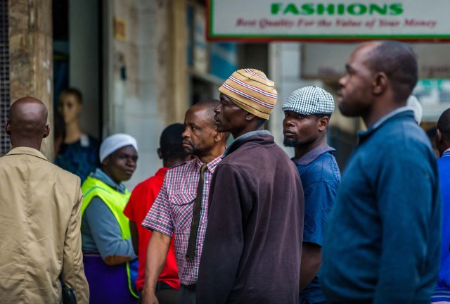 Residents queue outside a bank in Harare on November 15, 2017. Zimbabwe's military appeared to be in control of the country on November 15 as generals denied staging a coup but used state television to vow to target "criminals" close to President Mugabe. / AFP PHOTO / -