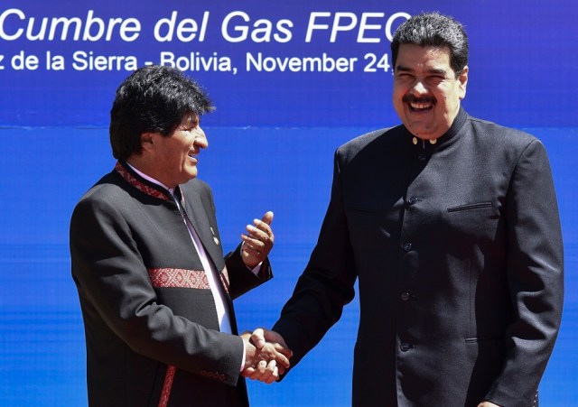 El Presidente de Bolivia Evo Morales (L) saluda a su homólogo venezolano, Nicolás Maduro, durante la IV Cumbre del Foro de Países Exportadores de Gas (GECF) en Santa Cruz de la Sierra, Bolivia, el 24 de noviembre de 2017. / AFP PHOTO / AIZAR RALDES