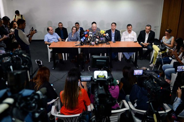 Vicente Diaz (C), member of the commission for dialogue between the government and representatives of the Venezuelan coalition of opposition parties (MUD) offers a press conference in Caracas on November 29, 2017. On Tuesday the Venezuelan parliament approved a report in support of negotiations to be undertaken by the government and its adversaries on December 1st in the Dominican Republic. / AFP PHOTO / FEDERICO PARRA