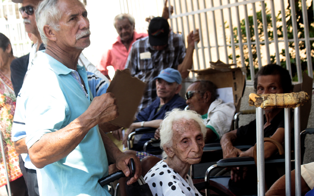 Bajo el inclemente sol de Maracaibo, con hambre y sed los pensionados hicieron ayer largas colas para poder cobrar el beneficio. (Foto: José Gil)