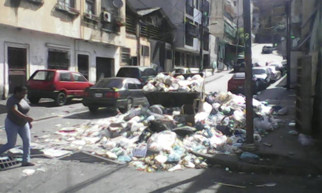 Catia amenaza con trancar calles si no recogen la basura