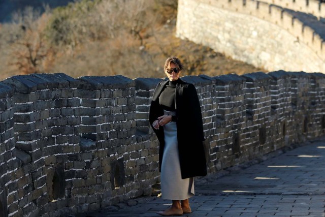 U.S. first lady Melania Trump visits the Mutianyu section of the Great Wall of China, in Beijing November 10, 2017. REUTERS/Thomas Peter