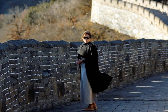 U.S. first lady Melania Trump visits the Mutianyu section of the Great Wall of China, in Beijing November 10, 2017. REUTERS/Thomas Peter TPX IMAGES OF THE DAY