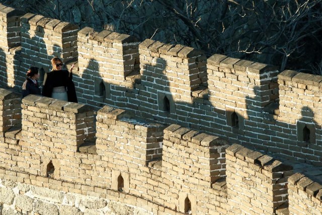 U.S. first lady Melania Trump visits the Mutianyu section of the Great Wall of China in Beijing, China, November 10, 2017. REUTERS/Thomas Peter