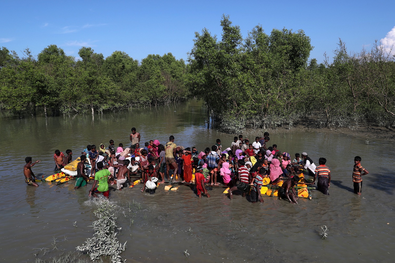 Cientos de Rohinyás se lanzan en precarias balsas para huir a Bangladesh (Fotos)