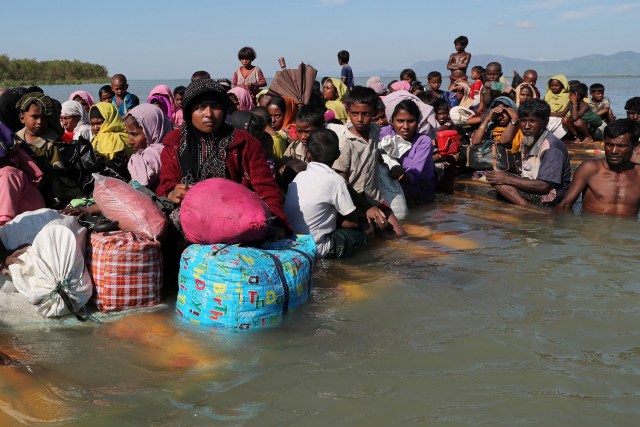 Los refugiados rohingya cruzan el río Naf con una balsa improvisada para llegar a Bangladesh en Sabrang, cerca de Teknaf, Bangladesh, el 10 de noviembre de 2017. REUTERS / Mohammad Ponir Hossain