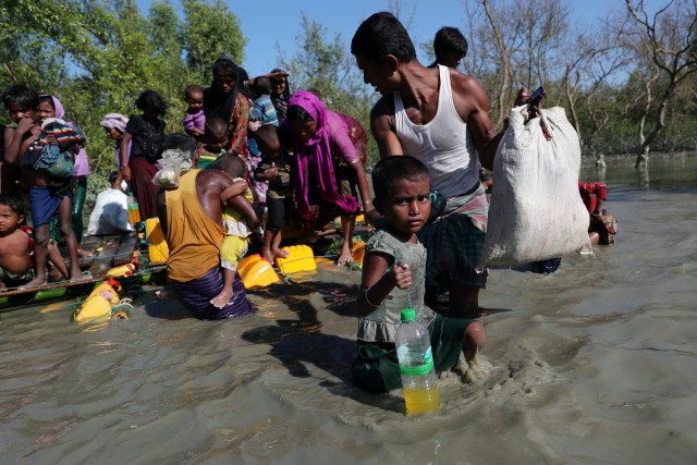 Los refugiados rohingya cruzan el río Naf con una balsa improvisada para llegar a Bangladesh en Sabrang, cerca de Teknaf, Bangladesh, el 10 de noviembre de 2017. REUTERS / Mohammad Ponir Hossain