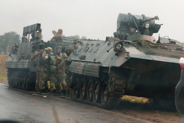 Soldados junto a unos vehículos militares a las afueras de Harare, nov 14,2017. REUTERS / Philimon Bulawayo