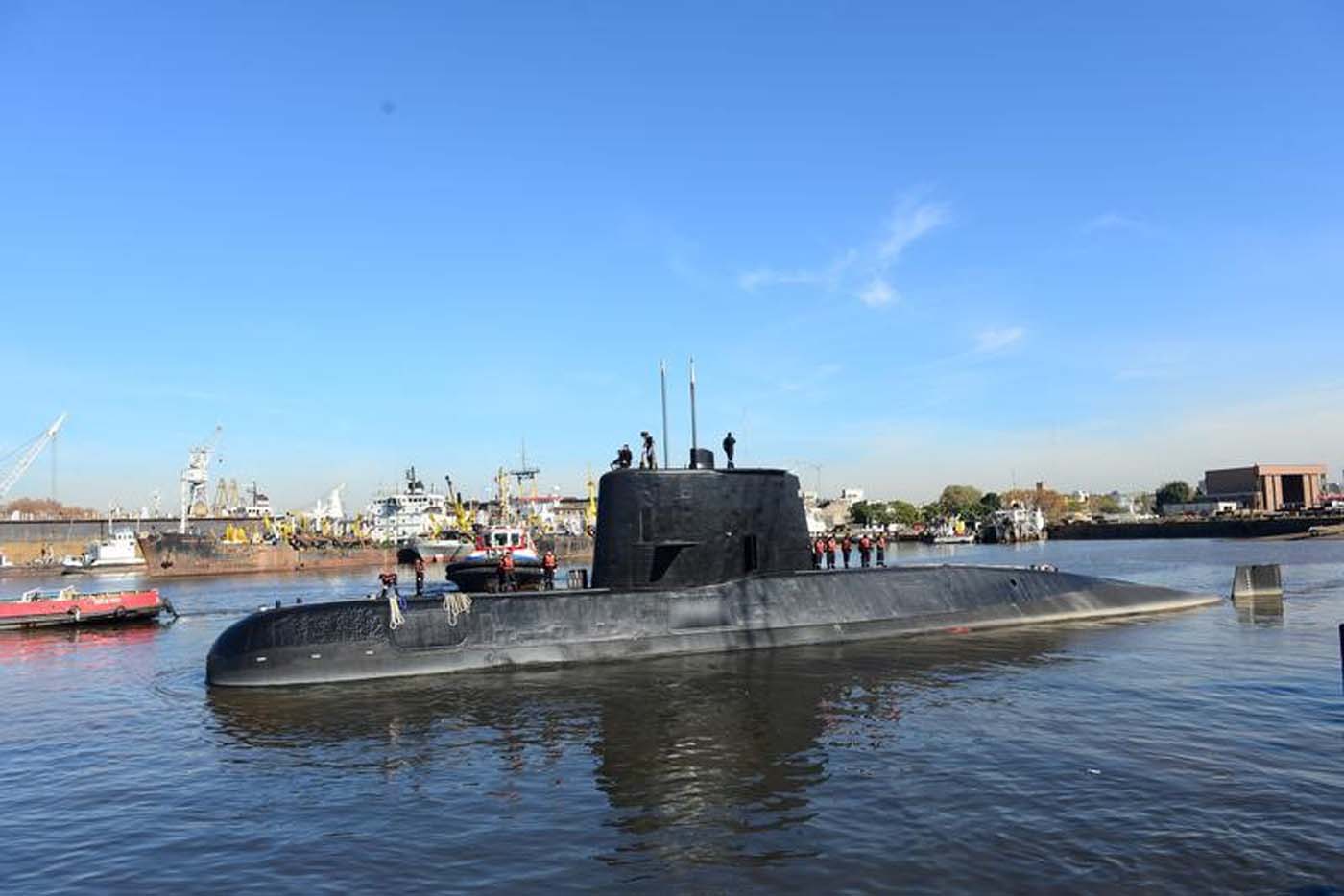Esposa de tripulante del submarino argentino perdido pide ayuda al Gobierno