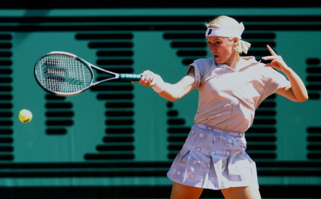 Jana Novotna de la República Checa devuelve un golpe de derecha a su compatriota Adriana Gersi durante su partido en el segundo día del Roland Garros French Tennis abierto el 26 de mayo. Novotna derrotó a Gersi por 6-3 y 6-2. REUTERS / Jacky Naegelen / Foto de archivo