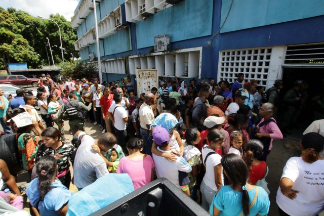 People gather outside a health center as they wait to get treatment for malaria, in San Felix, Venezuela November 3, 2017. Picture taken November 3, 2017. REUTERS/William Urdaneta
