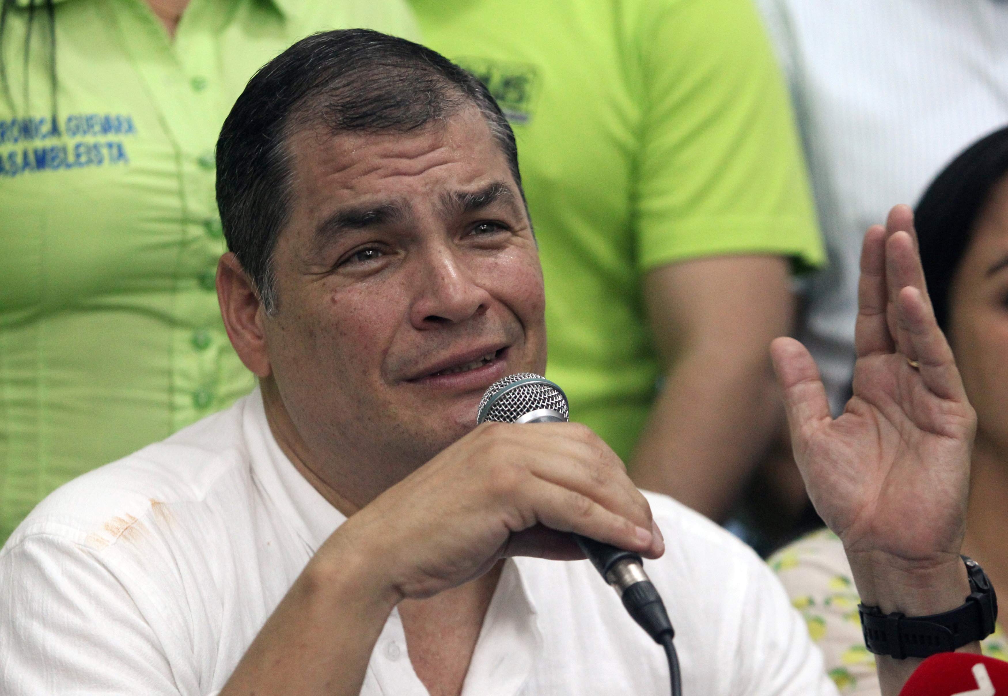 Con una sonrisa, expresidente Correa se pronuncia tras orden de aprehensión en su contra por corrupción (Video)