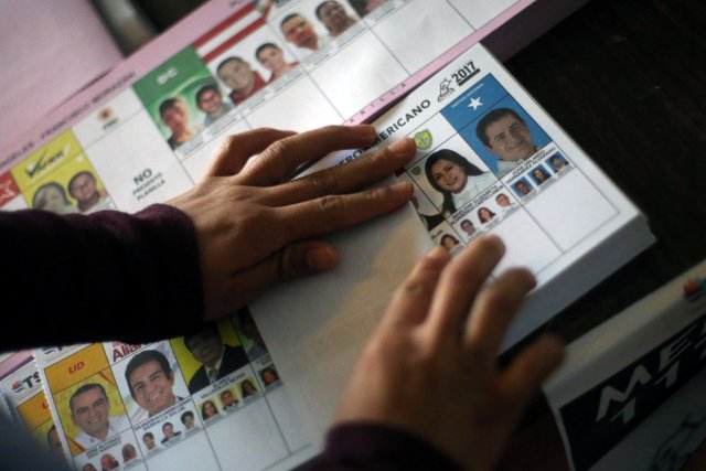 Una boleta de votación se representa durante las elecciones presidenciales en una escuela pública, utilizada como casilla de votación en Tegucigalpa, Honduras el 26 de noviembre de 2017. REUTERS / Edgard Garrido