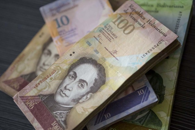 CAR01. CARACAS (VENEZUELA), 02/11/2017.- Fotografía de billetes venezolanos hoy, jueves 2 de noviembre de 2017, en Maracaibo (Venezuela). Venezuela registró este mes de octubre una inflación del 50,6 %, respecto del mes anterior, entrando técnicamente en hiperinflación al rebasar por primera vez en su historia el umbral del 50 % que define este último concepto. EFE/Miguel Gutiérrez