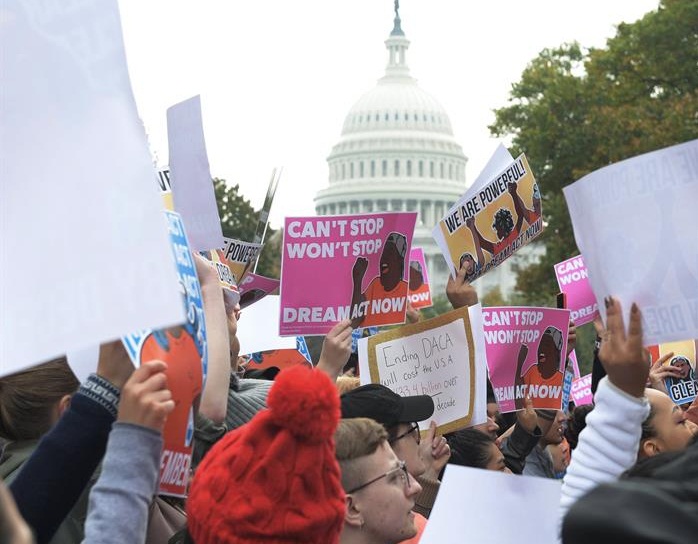 Cientos de “soñadores” piden ante el Capitolio la ciudadanía estadounidense (FOTOS)