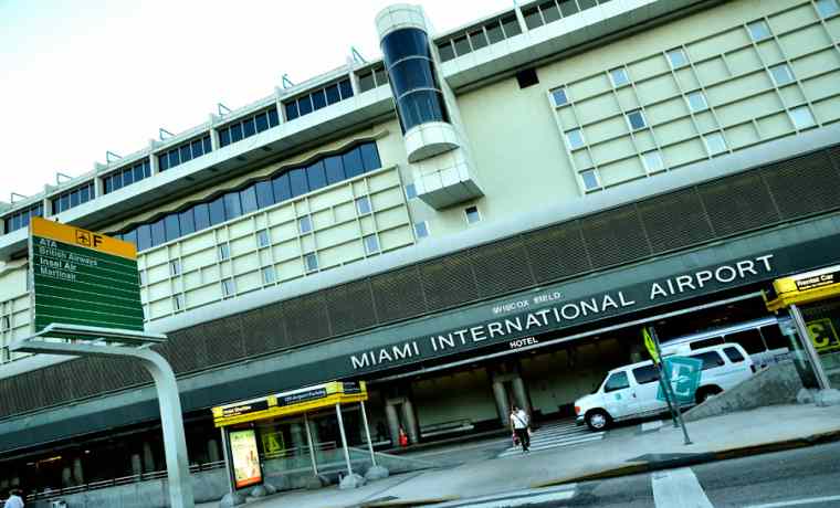 Policía detiene a un hombre que accedió a la pista del aeropuerto de Miami