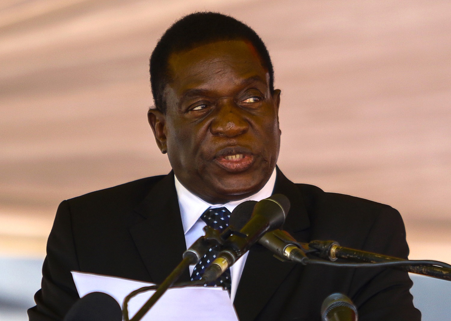 Vicepresidente destituido por Mugabe regresa a Zimbabue