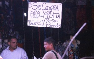 Sin temor a nada: Venden dólares y pesos a cielo abierto en el mercado de Maracaibo