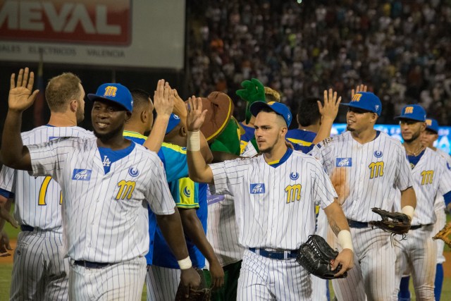 Magallanes vs Caracas  Estadio JBP de Valencia. Foto: Alejandro van Schermbeek