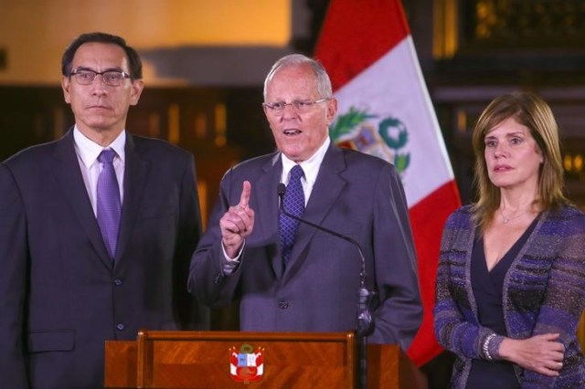 El presidente peruano Pedro Pablo Kuczynski (al centro), acompañado por sus vicepresidentes Martin Vizcarra (izquierda) y Mercedes Aráoz, se dirige a la nación en el Palacio de Gobierno en Lima, Perú, 20 de diciembre del 2017. Palacio del Gobierno peruano/Distribuida a través de Reuters ATENCIÓN EDITORES: ESTA IMAGEN HA SIDO PROPORCIONADA POR UNA TERCERA PARTE.