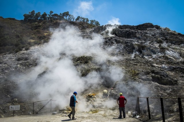 Los investigadores del Instituto Nacional de Geofísica y Vulcanología de Italia realizan mediciones mensuales de la fumarola Bocca Grande del volcán Solfatara, que forma parte de la caldera volcánica de los Campos Flégreos, cerca de la ciudad de Pozzuoli, Italia, el 9 de julio de 2017.