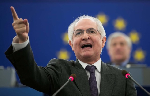 ISL21. ESTRASBURGO (FRANCIA), 13/12/2017.- El exalcalde de Caracas Antonio Ledezma pronuncia su discurso tras recoger el premio Sájarov a la Libertad de Conciencia del Parlamento Europeo en nombre de la oposición democrática de Venezuela durante una ceremonia en el PE, en Estrasburgo, Francia, hoy 13 de diciembre de 2017. EFE/ Ian Langsdon