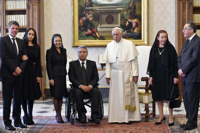 Vatican City (Holy See), 16/12/2017.- Pope Francis (C) poses with the President of Ecuador Lenin Moreno, his wife Rocio Gonzalez Navas (3-L) and members of their delegation during a private audience in Vatican, 16 December 2017. (Papa) EFE/EPA/ANDREAS SOLARO / POOL