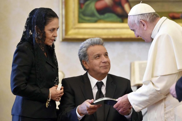 Vatican City (Holy See), 16/12/2017.- Pope Francis (R) speaks with the President of Ecuador Lenin Moreno (C) and his wife Rocio Gonzalez Navas (L) during a private audience in Vatican, 16 December 2017. (Papa) EFE/EPA/ANDREAS SOLARO / POOL