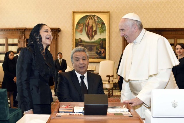 Vatican City (Holy See), 16/12/2017.- Pope Francis (R) exchanges gifts with the President of Ecuador Lenin Moreno (C) and his wife Rocio Gonzalez Navas (L) during a private audience in Vatican, 16 December 2017. (Papa) EFE/EPA/ANDREAS SOLARO / POOL