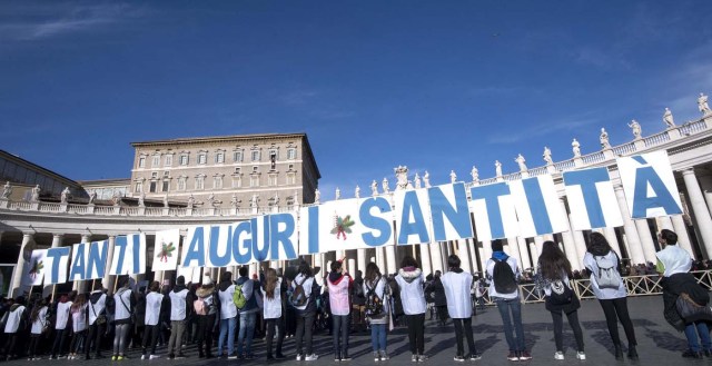 Vatican City (Vatican City State (holy See)), 17/12/2017.- Faithful hold letters of an inscription 'Happy Birthday' for Pope Francis during his Angelus Prayer over Saint Peter's Square at the Vatican, 17 December 2017. Pope Francis celebrates his 81 birthday on 17 December. (Papa) EFE/EPA/CLAUDIO PERI