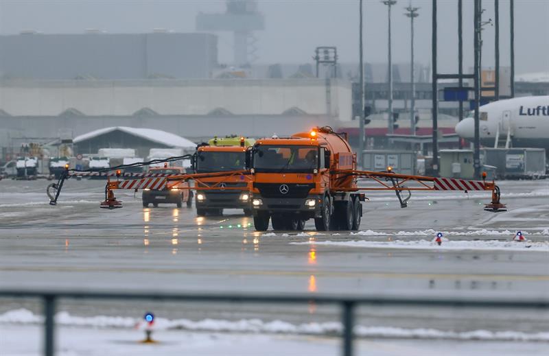 Cerca de 170 vuelos cancelados en el aeropuerto de Fráncfort por nevadas