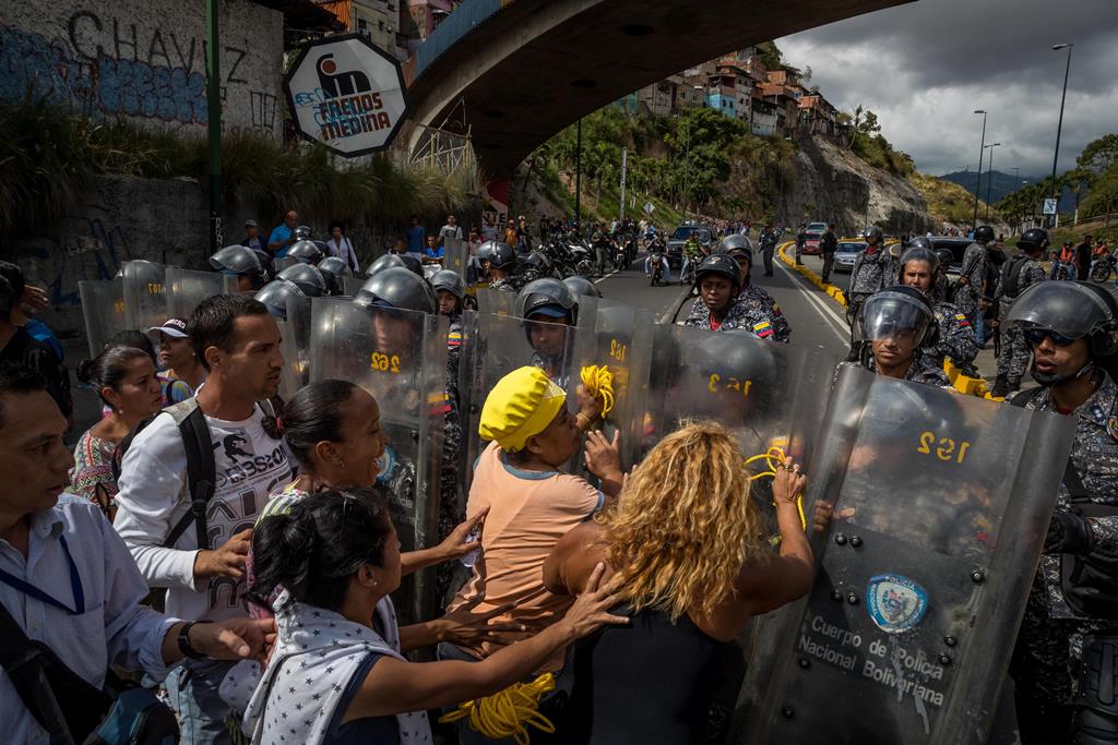 El pernil que regalaría Maduro, chispa de protestas en varias zonas del país