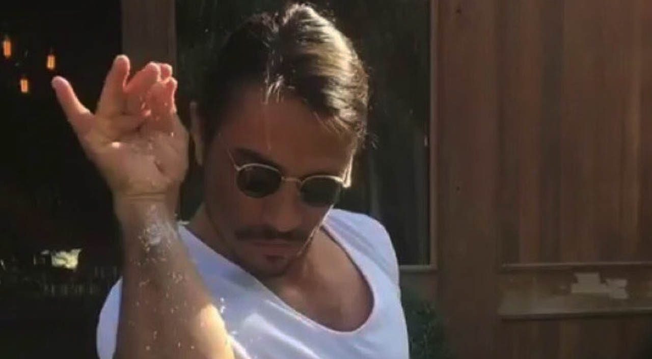 El famoso chef/meme Salt Bae le sirvió la mesa a esta presentadora venezolana