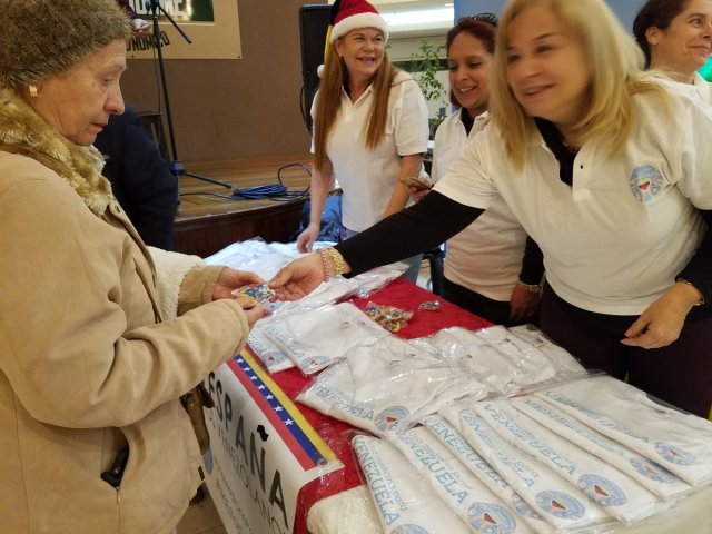 Foto:  Venezolanos en España venden franelas para poder enviar medicinas al país / @jesusmedinae