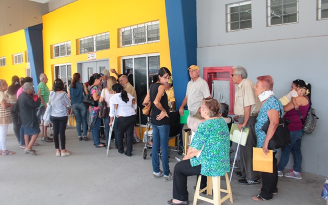En Maracaibo esperan hasta cinco horas por medicamentos del 0800SaludYa