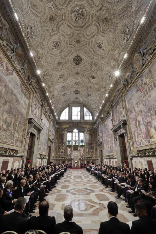 Pope Francis delivers his speech to diplomats accredited to the Holy See, during an audience for the traditional exchange of New Year greetings, in the "Regia" hall at the Vatican, on January 8, 2018. / AFP PHOTO / POOL / Andrew Medichini