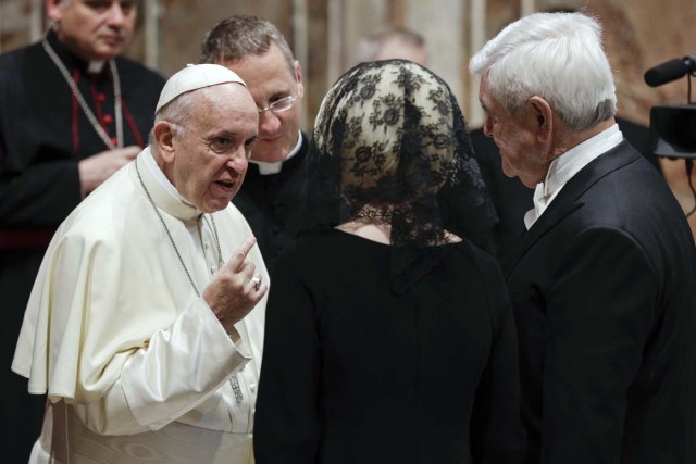 U.S. ambassador to the Holy See Callista Gingrich (C) and her husband Newt Gingrich (R) meet Pope Francis (L) during an audience with diplomats accredited to the Holy See for the traditional exchange of New Year greeting, in the "Regia" hall at the Vatican, on January 8, 2018. / AFP PHOTO / POOL / Andrew Medichini