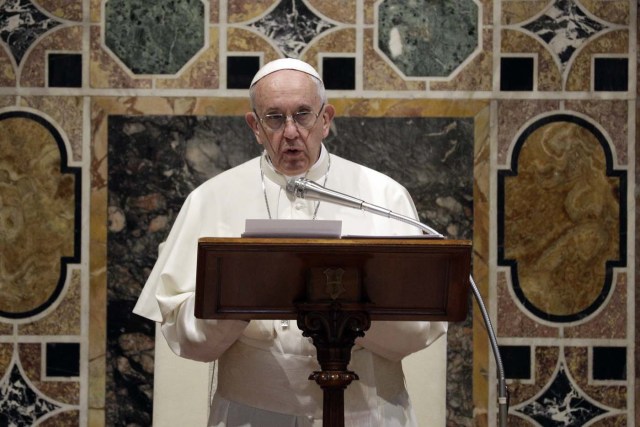 Pope Francis delivers his speech to diplomats accredited to the Holy See, during an audience for the traditional exchange of New Year greetings, in the "Regia" hall at the Vatican, on January 8, 2018. / AFP PHOTO / POOL / Andrew Medichini