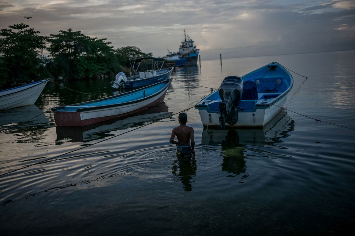 Bloomberg: Los piratas venezolanos gobiernan el mercado sin ninguna ley en la tierra